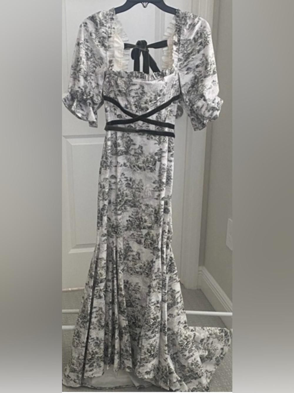 Off-Shoulder Gray Toile Print Midi Dress with Waist Tie - Picture 2 of 4